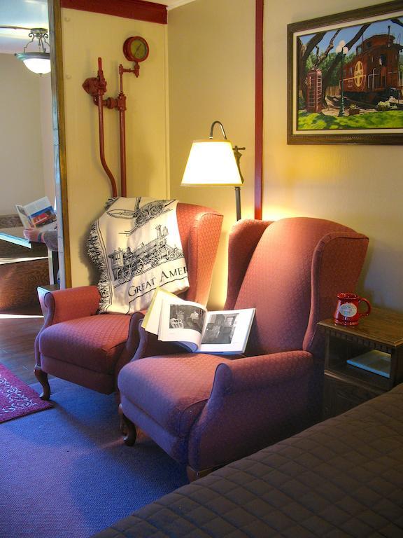 Featherbed Railroad Upper Lake Room photo