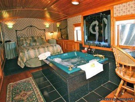 Featherbed Railroad Upper Lake Room photo