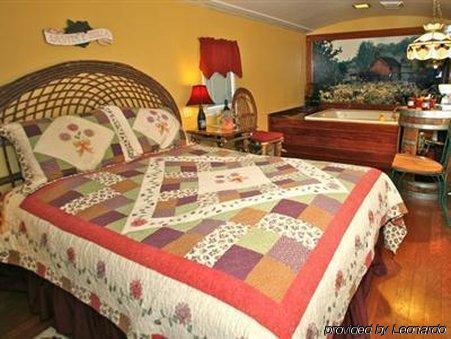 Featherbed Railroad Upper Lake Room photo
