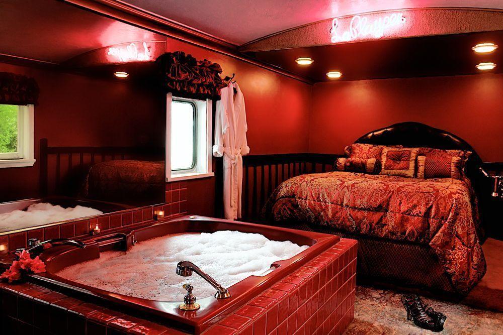 Featherbed Railroad Upper Lake Room photo