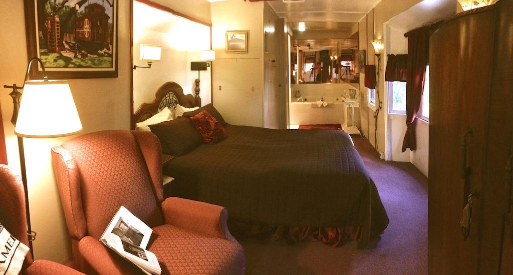 Featherbed Railroad Upper Lake Room photo